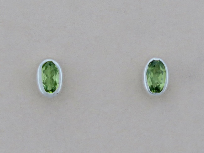 Peridot Oval Post - Click Image to Close